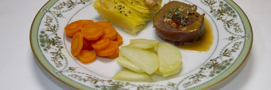 Gefüllte Zickleinschulter mit Gemüse und Kartoffelgratin