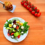 Kräuterblini mit Salat und Capra