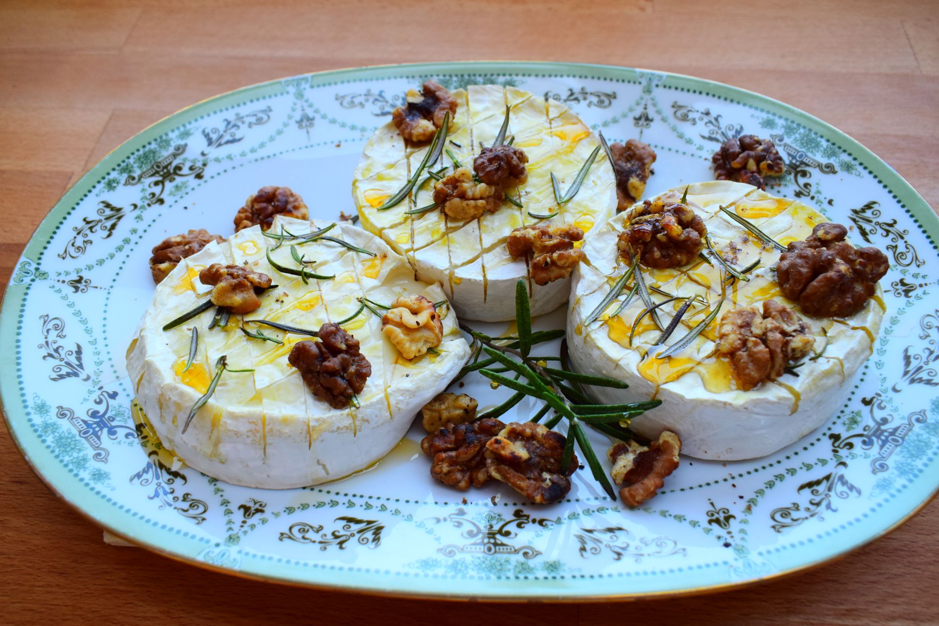warmer Camembert mit Honig und Walnüssen – Ringlihof